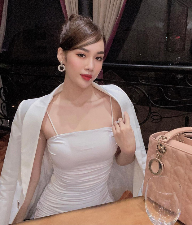 Gái xinh làm livestream từ bỏ việc làm tiếp viên hàng không 2 gái xinh livestream với thân hình nóng bỏng