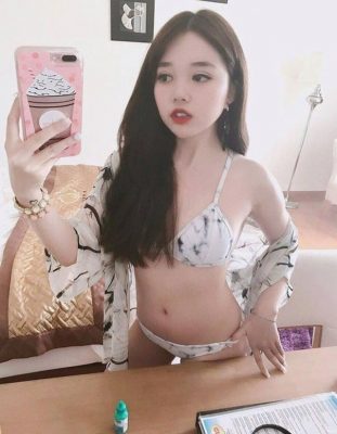 MMlive Nữ Streamer Linh Ngọc Đàm với phong cách bikini nóng bỏng 2 Linh Ngọc Đàm cũng rất chăm diện bikini khoe dáng nuột nà