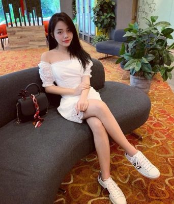 MMlive Nữ Streamer Linh Ngọc Đàm với phong cách bikini nóng bỏng 9 Trang phục màu trắng cũng được nữ streamer ưu tiên lựa chọn, vừa quyến rũ lại vừa nữ tính