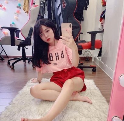 MMlive Nữ Streamer Linh Ngọc Đàm với phong cách bikini nóng bỏng 10 Những hình ảnh đời thường trông dễ thương của cô nàng cũng được cô nàng cập nhật liên tục trên các trang mạng xã hội.