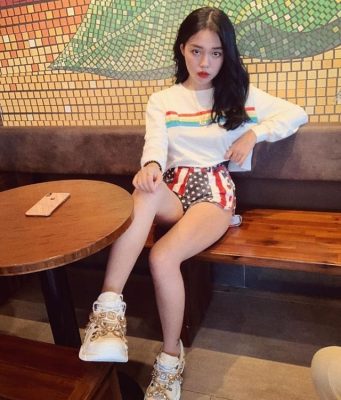 MMlive Nữ Streamer Linh Ngọc Đàm với phong cách bikini nóng bỏng 12 Những mẫu quần ngắn cũng giúp cô trông quyến rũ hơn, đồng thời giúp cô khoe được đôi chân thon của mình.