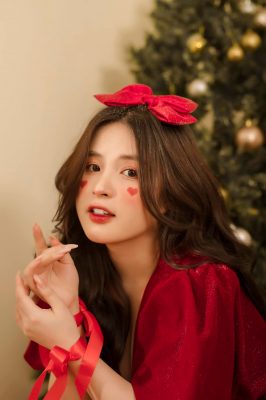 Cùng MMlive Ngắm nhìn những bức ảnh đón Noel siêu dễ thương của hot girl 9x Thảo Nari 4 Bồ đồ đỏ với lối trang điểm nhẹ nhàng khiến cho tấm ảnh thêm lung linh