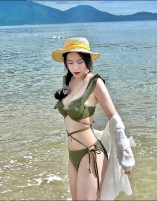 MMlive Nữ sinh 10x Đà Nẵng Nguyễn Minh Diệu với vóc dáng sexy bốc lửa 2 Người đẹp với bộ bikini màu xanh rêu bên bãi biển