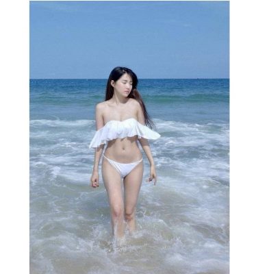 MMlive Hot girl trà sữa Nguyễn Hoàng Kiều Trinh hóa thân thành cô nàng sexy 5 Cô nàng càng ngọt ngào quyến rũ hơn trong bộ bikini màu trắng