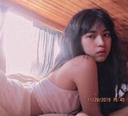 MMlive Chiêm ngưỡng vẻ đẹp của nàng thơ " Mắt Biếc " Đỗ Khánh Vân 5 Mặc dù sinh năm 1995 nhưng cô nàng luôn mang vẻ đẹp trẻ trung và ngọt ngào