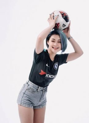 MMlive Ngắm nhìn nhan sắc streamer Hảo Thỏ xinh đẹp gợi cảm 2 Cô nàng cũng có niềm đam mê với bóng đá