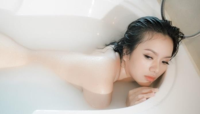 MMlive - Vòng 3 nóng bỏng của các hot girl Việt 9 Người đẹp khỏa thân ướt át trong bồn tắm làm anh em điên đảo
