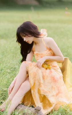 MMlive - Trang Lucy quyến rũ với vòng 1 sexy 2 MMlive cô nàng trong bộ váy thật dịu dàng