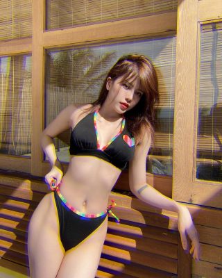 MMLive Thiều Bảo Trâm dằn mặt trà xanh bằng loạt ảnh bikini rực lửa 4 MMLive Thiều Bảo Trâm diện bikini thả dáng cong nuột nà