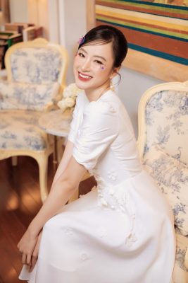 MMLive - Ngẩn Ngơ Trước Nhan Sắc Ngày Một Thăng Hạng Của Angela Phương Trinh 1 MMLive Phương Trinh trở thành cái tên khiến cho giới truyền thông phải tốn nhiều giấy mực về sự nghiệp và đời tư của mình.