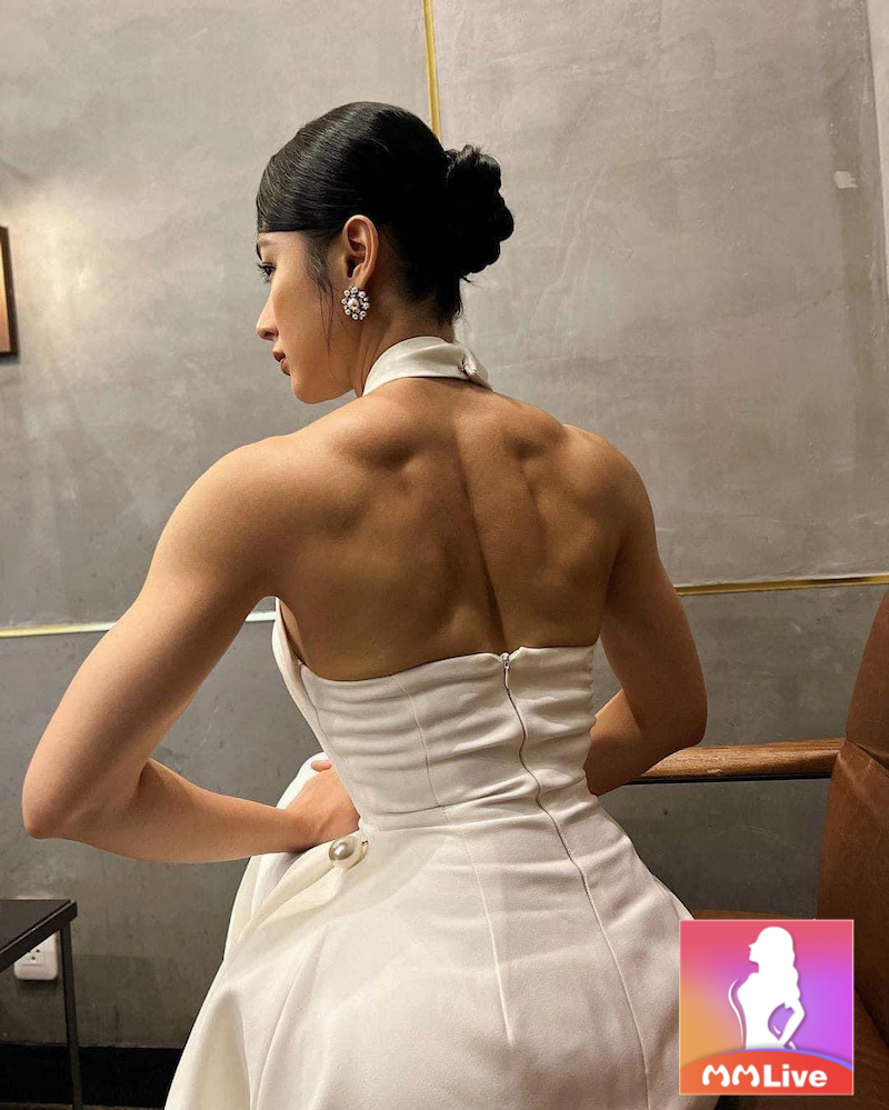 Angela Phương Trinh diện áo yếm siêu mỏng khiến người xem chỉ chú ý vào 1 điểm 3 Chiếc lưng vâm đô