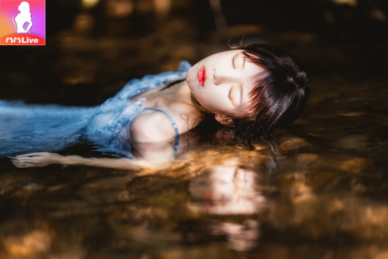 Cherry Meow khiến bạn “nóng mắt” vì màn cosplay mèo con quá gắt 4 chốn hoang vu