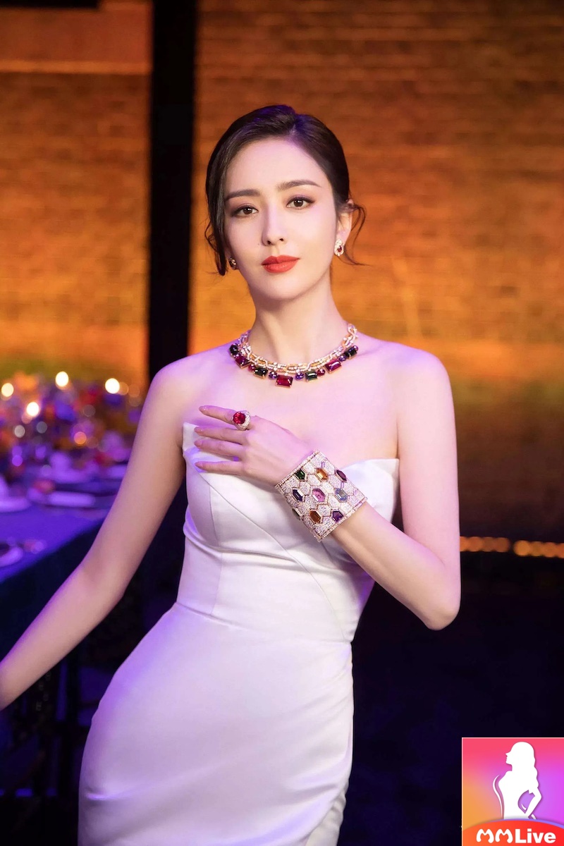 5 mỹ nhân Tân Cương đẹp rụng nụ - Mê hoặc mọi ánh nhìn 2 Đồng Lệ Á